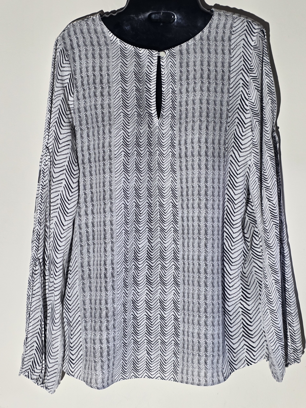 Worthington Black & White Chevron Keyhole Blouse (Size S)